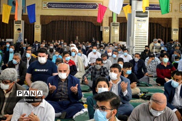 حضور مهدی یاوران دانش‌آموزان مدارس بوشهر در مراسم نماز جمعه