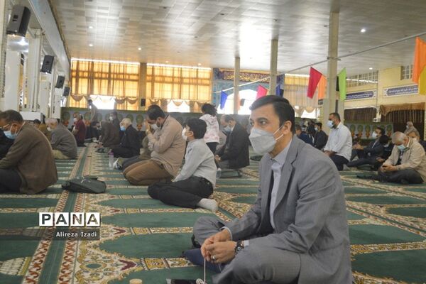 حضور مهدی یاوران دانش‌آموزان مدارس بوشهر در مراسم نماز جمعه