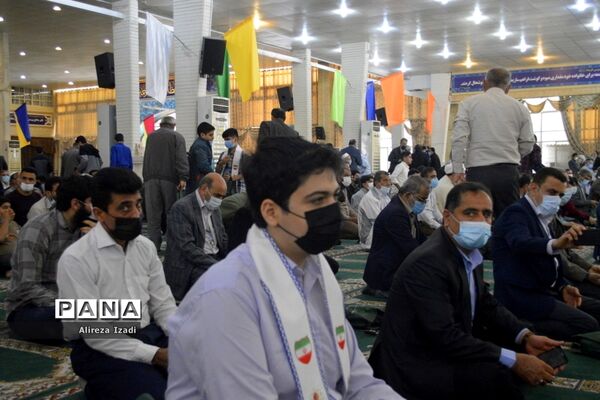 حضور مهدی یاوران دانش‌آموزان مدارس بوشهر در مراسم نماز جمعه