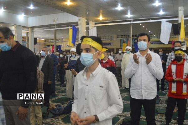 حضور مهدی یاوران دانش‌آموزان مدارس بوشهر در مراسم نماز جمعه
