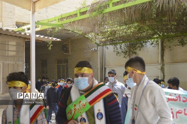 حضور مهدی یاوران دانش‌آموزان مدارس بوشهر در مراسم نماز جمعه