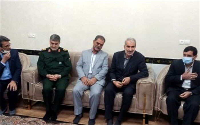 دیدار وزیر آموزش و پرورش با خانواده شهید فرج چتر سحر