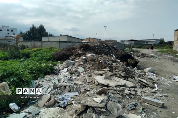 روئیدن زباله در کنار سبزه‌زار بهار