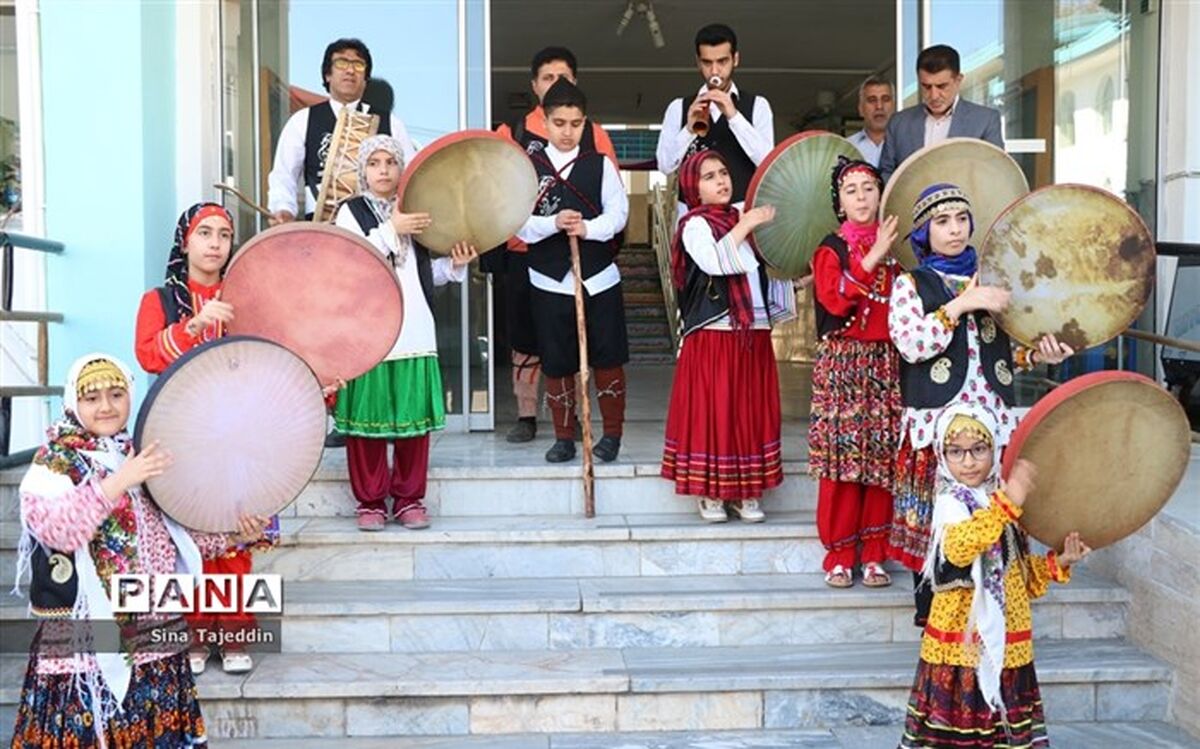 مژده بهاری نوروز خوانان در آمل/ فیلم