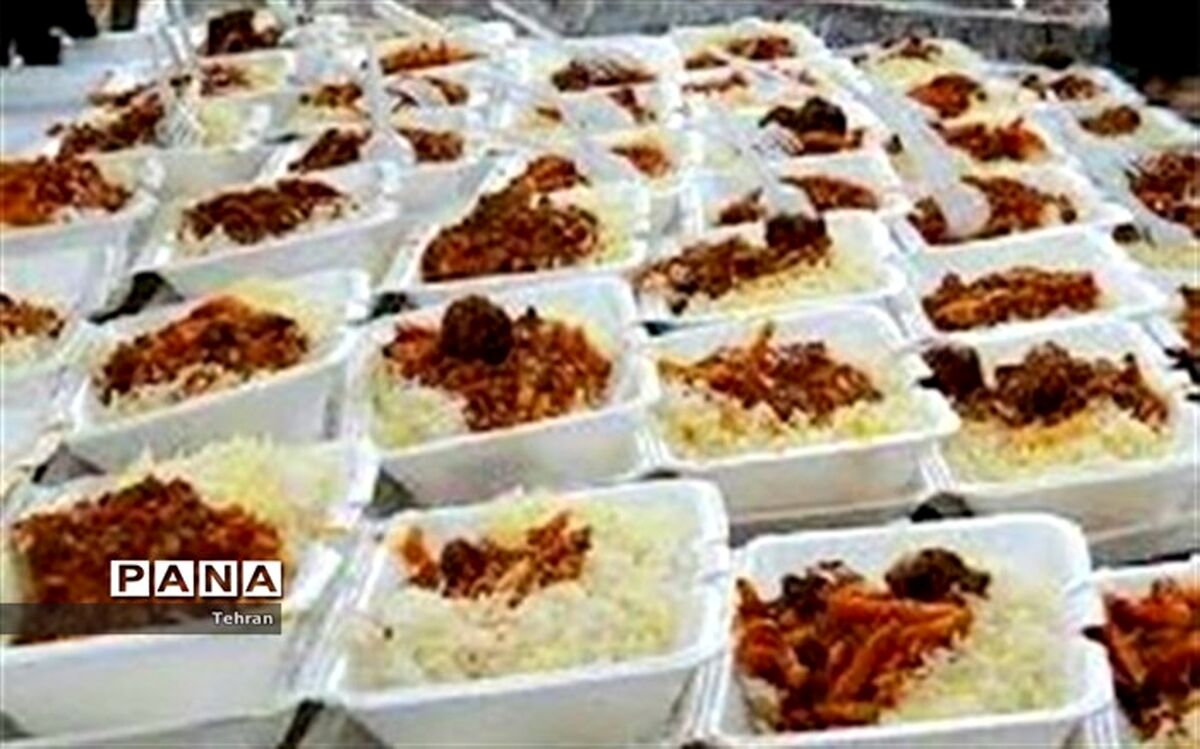 توزیع ۳۰۰ پرس غذای گرم بین دانش آموزان نیازمند
