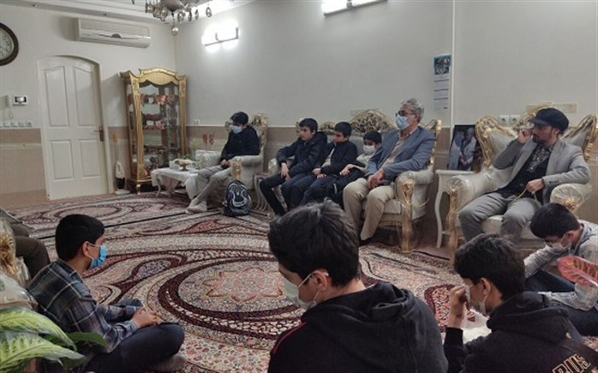 دیدار تشکل‌های دانش‌آموزی دبیرستان شهدای مرصاد قم با خانواده شهید شیخ شعاعی+عکس