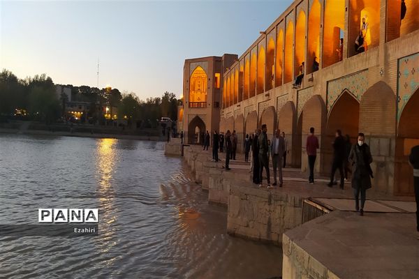 جاری شدن آب در زاینده رود