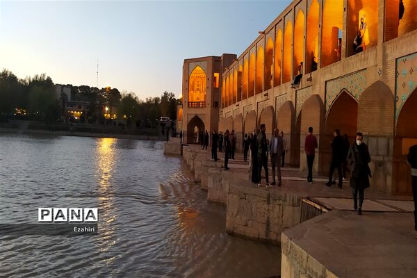 جاری شدن آب در زاینده رود