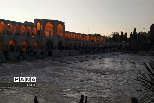 جاری شدن آب در زاینده رود