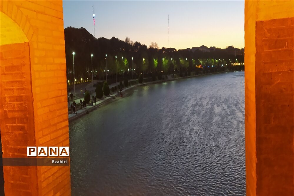 جاری شدن آب در زاینده رود