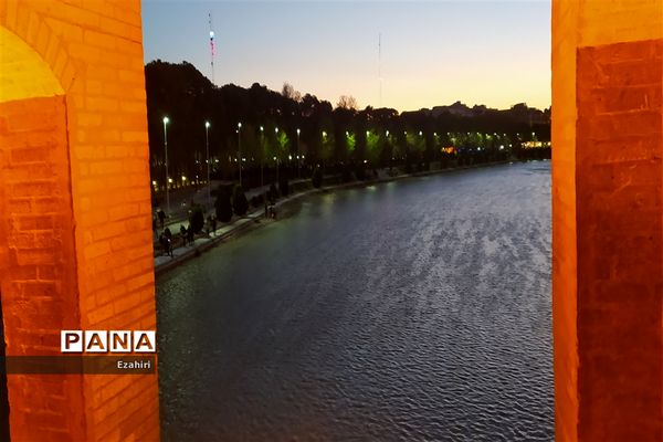 جاری شدن آب در زاینده رود