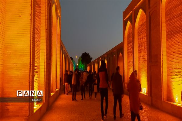 جاری شدن آب در زاینده رود