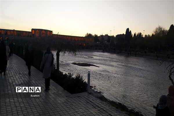 جاری شدن آب در زاینده رود