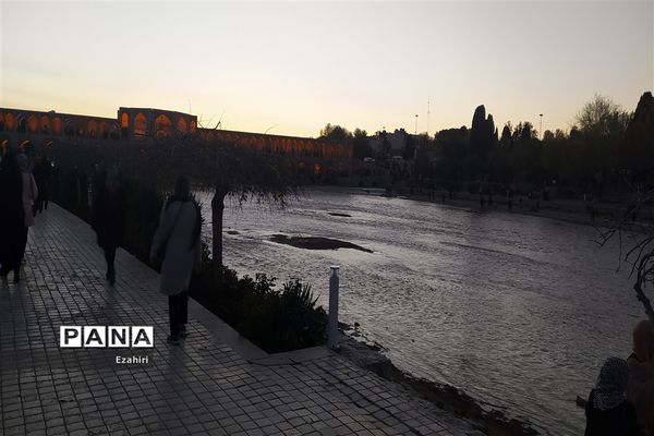 جاری شدن آب در زاینده رود