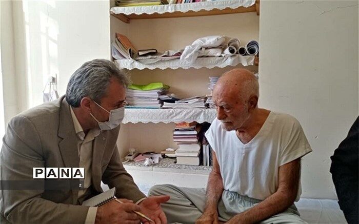 دیدار مدیرکل آموزش و پرورش استان کرمان با پهلوان"عطا احمدی" سردار مدرسه‌سازی کرمانی