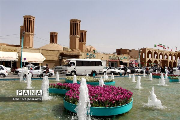 مسافران نوروزی در میدان امیر چخماق یزد