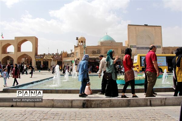 مسافران نوروزی در میدان امیر چخماق یزد