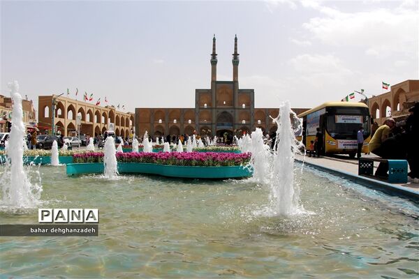 مسافران نوروزی در میدان امیر چخماق یزد