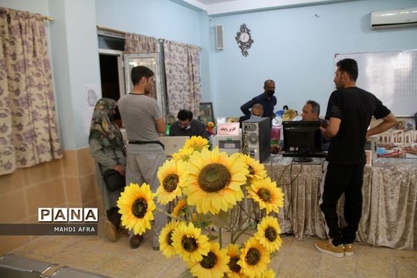 توزیع بسته های سوغاتی برای مهمانان نوروزی ستاد اسکان فرهنگیان شهرستان بهبهان