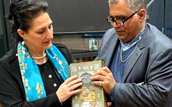خواندن شعرهایی از مولانا و نظامی در جشنواره لاهه