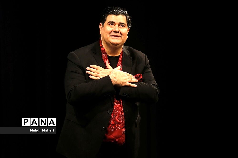 ضرغامی یک تار نفیس به سالار عقیلی هدیه داد
