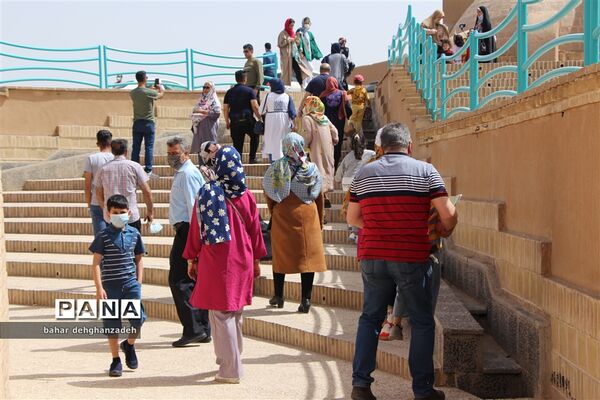 بازدید میهمانان نوروزی از آب‌انبار رستم گیو یزد