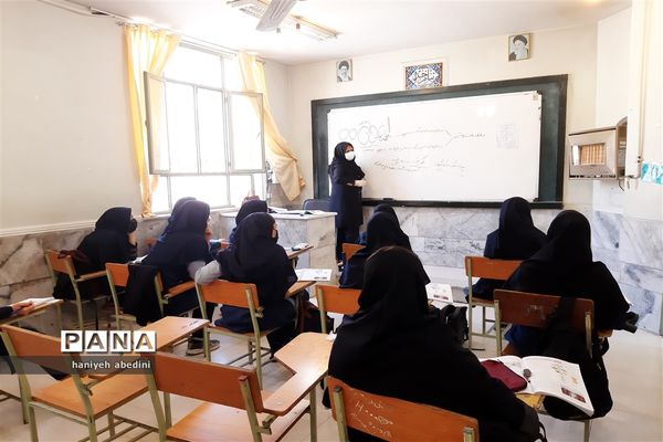 استقبال دانش‌آموزان دبیرستان سروش از بازگشایی حضوری مدارس