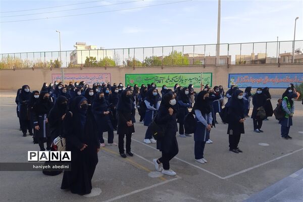 استقبال دانش‌آموزان دبیرستان سروش از بازگشایی حضوری مدارس