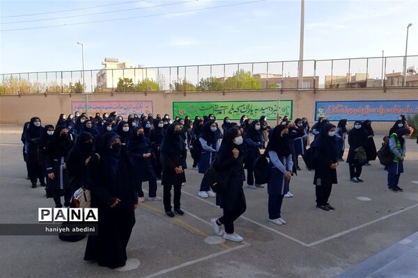 استقبال دانش‌آموزان دبیرستان سروش از بازگشایی حضوری مدارس
