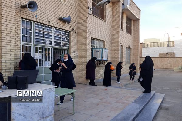 استقبال دانش‌آموزان دبیرستان سروش از بازگشایی حضوری مدارس