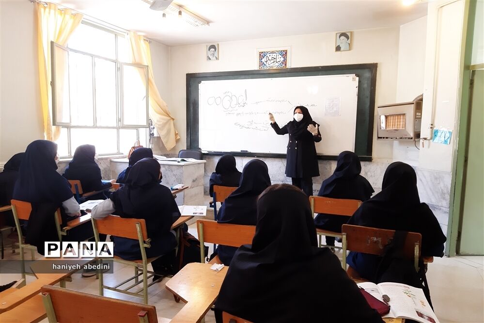 استقبال دانش‌آموزان دبیرستان سروش از بازگشایی حضوری مدارس