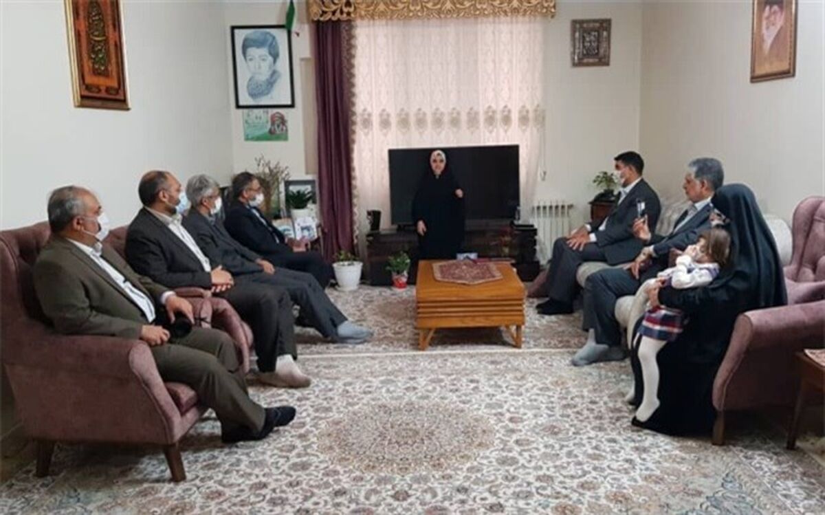 معاون وزیر آموزش و پرورش با  خانواده شهید در کرج دیدار کرد