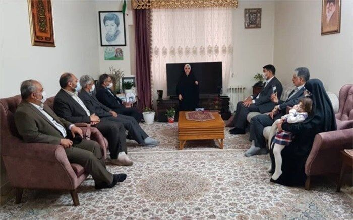 معاون وزیر آموزش و پرورش با  خانواده شهید در کرج دیدار کرد