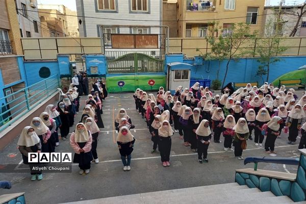 اجرای مراسم صبحگاهی پس از بازگشایی کامل مدارس، در دبستان امام سجاد (ع)