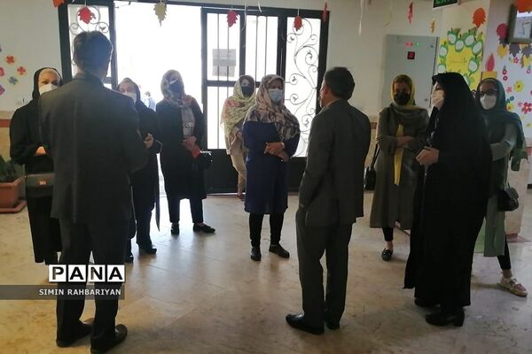 بازدید مدیرآموزش و پرورش شهرستان پردیس از روند برگزاری کلاس‌های حضوری دبستان دانش
