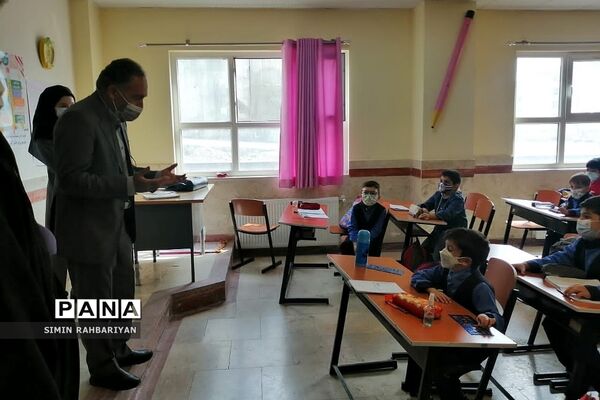 بازدید مدیرآموزش و پرورش شهرستان پردیس از روند برگزاری کلاس‌های حضوری دبستان دانش