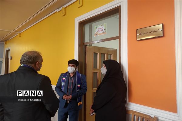 بازدید رئیس سازمان دانش‌آموزی فارس از کتابخانه دانش‌آموز