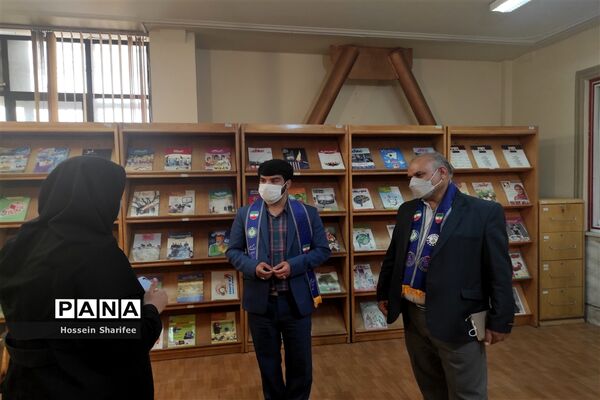 بازدید رئیس سازمان دانش‌آموزی فارس از کتابخانه دانش‌آموز