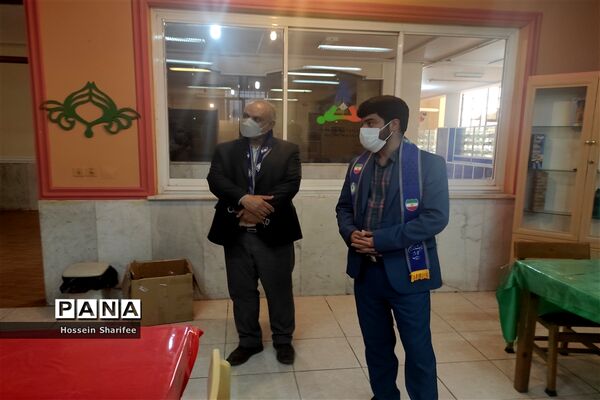 بازدید رئیس سازمان دانش‌آموزی فارس از کتابخانه دانش‌آموز