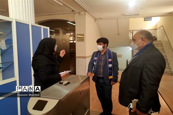 بازدید رئیس سازمان دانش‌آموزی فارس از کتابخانه دانش‌آموز
