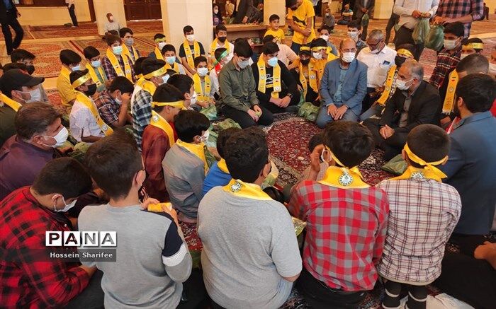 حضور دانش‌آموزان پیشتاز سازمان دانش‌آموزی در نماز جمعه‌ شیراز