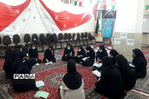 نماز جماعت دانش‌آموزان در مدارس شهرستان قرچک با آغاز آموزش حضوری