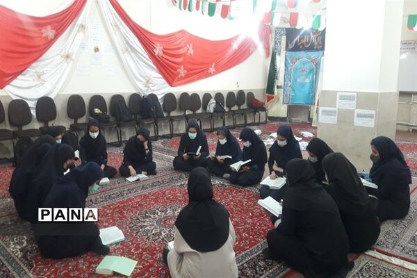 نماز جماعت دانش‌آموزان در مدارس شهرستان قرچک با آغاز آموزش حضوری