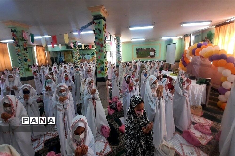 نماز جماعت دانش‌آموزان در مدارس شهرستان قرچک با آغاز آموزش حضوری