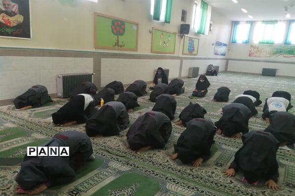 نماز جماعت دانش‌آموزان در مدارس شهرستان قرچک با آغاز آموزش حضوری