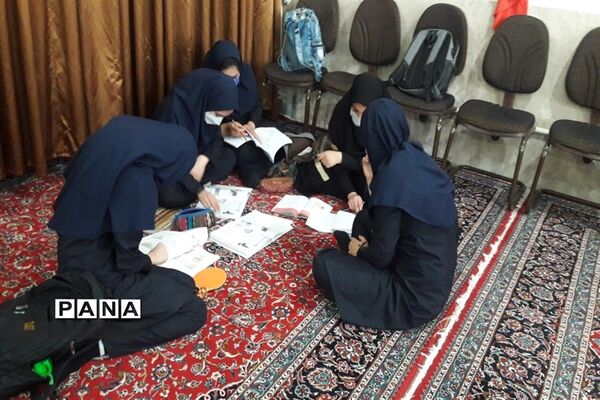 نماز جماعت دانش‌آموزان در مدارس شهرستان قرچک با آغاز آموزش حضوری