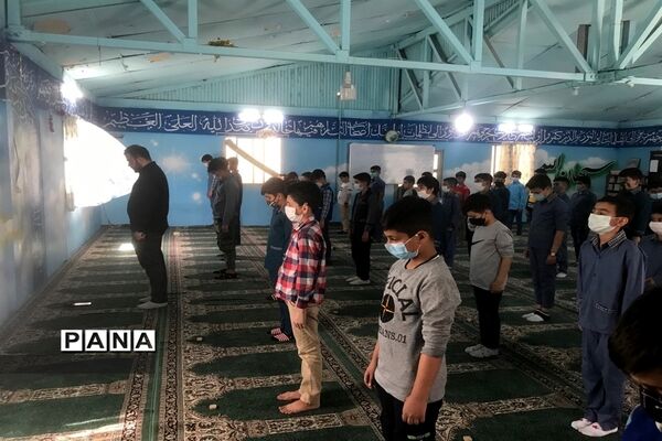نماز جماعت دانش‌آموزان در مدارس شهرستان قرچک با آغاز آموزش حضوری