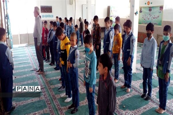 نماز جماعت دانش‌آموزان در مدارس شهرستان قرچک با آغاز آموزش حضوری