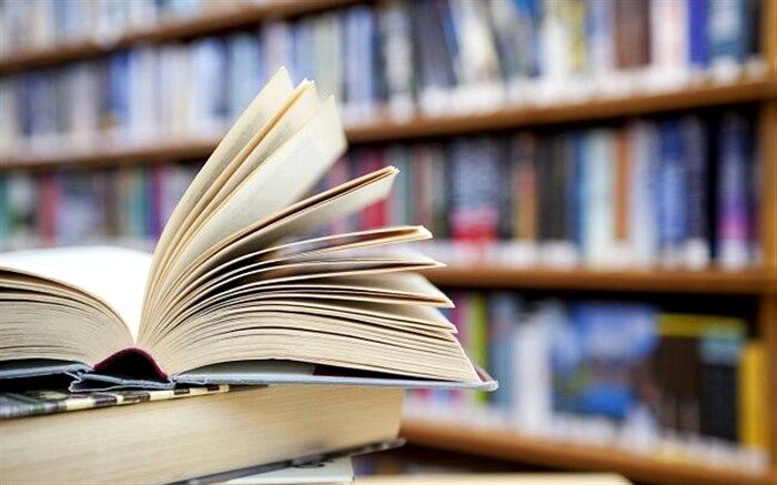 500 جلد کتاب نفیس  به کتابخانه مرکزی شهر اهدا کرد