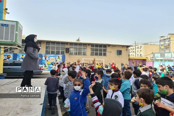 شور و نشاط دانش‌آموزان در دبستان فرهنگ پسران منطقه ۱۳